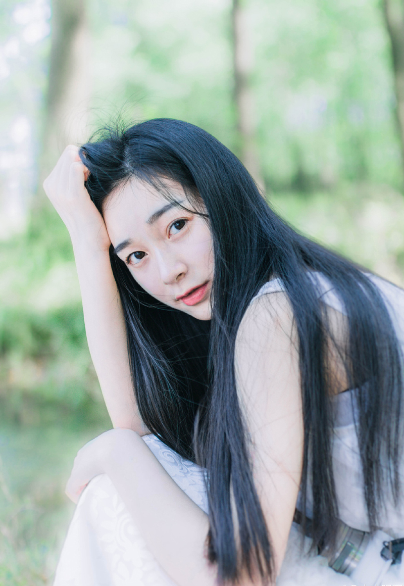 柳眉轻轻一挑，眸光中闪过一抹厌恶，然后在不少人惊愕的目光中，就在那虎卫便要将她抱住的瞬间，那纤细的身体就在那即将合拢的怀抱中一收一放。